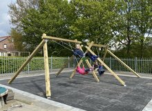 Spelende kinderen op de White Rhino Q-Line Schommel Ridge 4 haken Openbaar