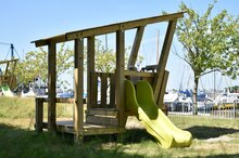 White Rhino Q-Line Speeltoestel Surf Shack Openbaar kind kijkt door de telescoop