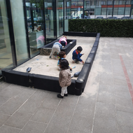 Kinderen spelen in zandbak van Rubberen Zandbakrand SBR Zwart Koppelbaar Profiel
