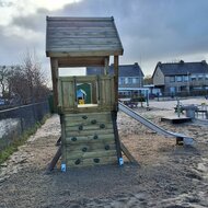 Sfeerfoto Speeltoestel met glijbaan Hy-land Q2 met RVS glijbaan