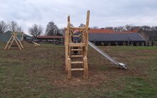 Brandweerstang 250 cm RVS gemonteerd aan speeltoestel