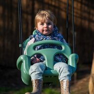 B-Play Babyschommel Groeimodel Pastel groen met BR touwen zwart in gebruik winter
