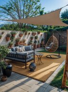 Sfeerfoto van schaduwdoek driehoek in tuin sahara sand