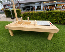 Robinia Speelkeuken met 2 Bakken inclusief Zandtakel op gras geplaatst