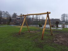 Sfeerfoto Robinia Schommel met uitsteek en 3 schommelzitjes Openbaar