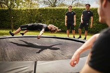 BERG mood afbeelding van springende tiener met andere tieners kijkend op de Elite trampoline