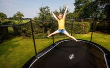 BERG Mood afbeelding springend kind op inground trampoline