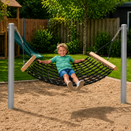 Complete hangmat met palen - 200 cm - Grijze palen - Openbaar gebruik - Sfeerbeeld