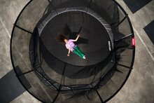 BERG mood afbeelding van kind op liggend op de trampoline