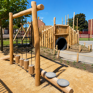 B-Play Robinia houten Parcours - Zwevende paaltjes sfeerfoto in een parcours